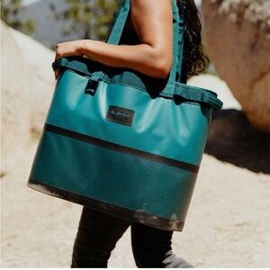 IGLOO Reactor 56 can cooler portable Teal Tote Bag like new camping fishing